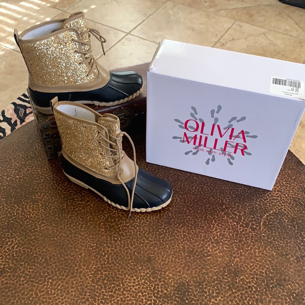 Authentic Olivia Miller NewYork glitter lace up duck boots 🥾! New with box!!!